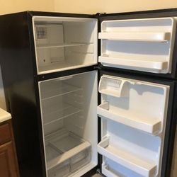 Hotpoint 30” Top-Freezer Refrigerator (Black)