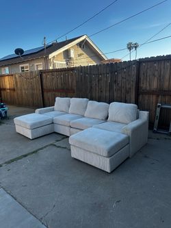 Free Delivery! Cream Sectional Couch