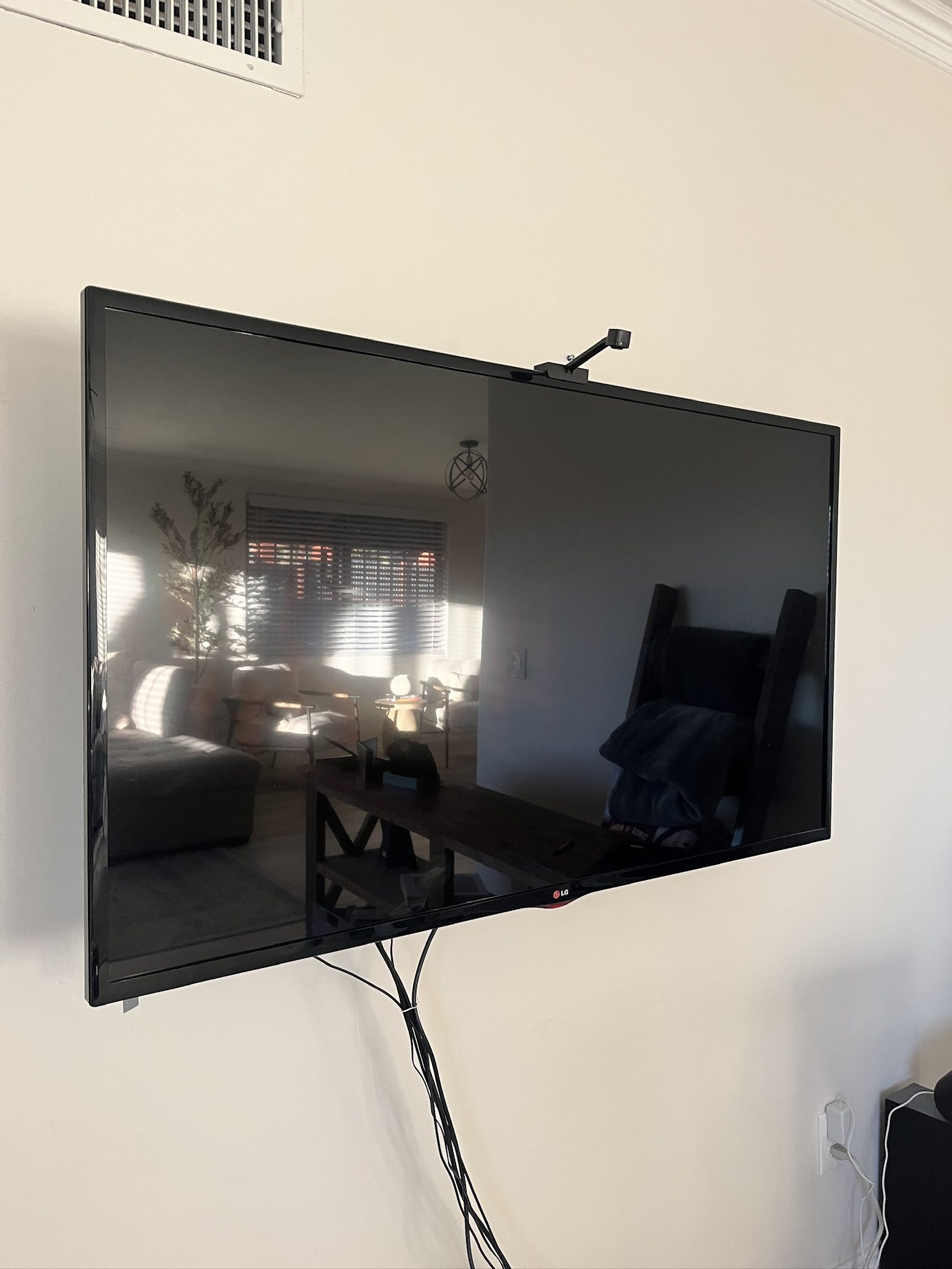 55 Inch LG TV w/back-screen LED Lighting 