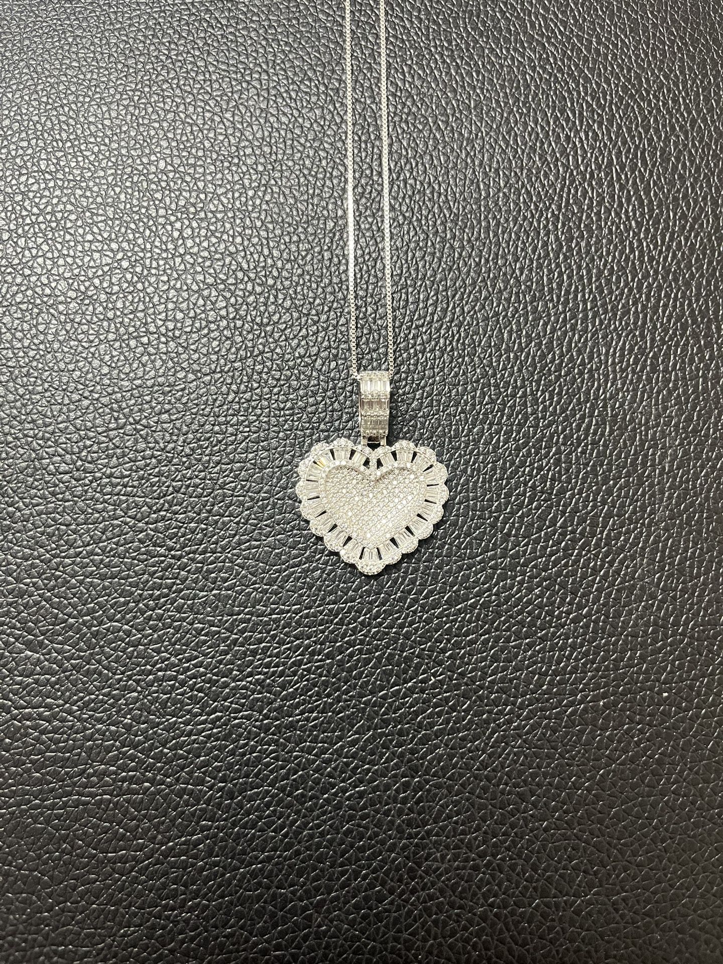 925 Sterling silver heart pendant with chain.