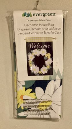Evergreen Daisy Wreath House Flag