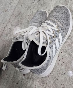 Adidas tennis shoes size 7