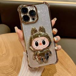 📱✨ ¡Nuevos Covers disponibles! ✨📱 🟦 Cover de Stitch 💙 (para iPhone 15 y 15 Pro – no sirve para Pro Max) 🐰 Cover de Labubu dorado 🌟 (para iPhone 