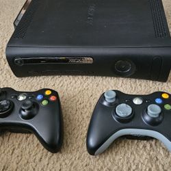 Xbox 360 Bundle in EXCELLENT Condition
