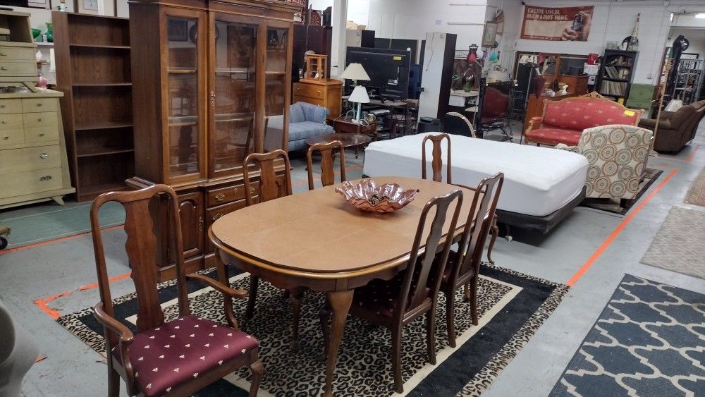 Dining Room Set just in time for Turkey Day 🦃 for sale
