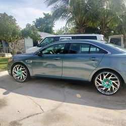 2010 Ford Taurus SEL With Upgrades Great Engine And TRANSMISSION AND EVERYTHING WORKS WITH 22IN RIMS AND FULL MUSIC UPGRADE AND TOUCH SCREEN A/C CONTR