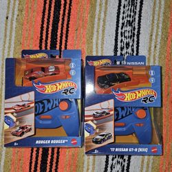 WOW 2020 HOT WHEELS RC Rodger Dodger Racing RADIO CONTROL TRACK SYSTEM 1:64 Car Hot Wheels RC 17 Nissan GT-R (R35) with Remote On and Off Track
