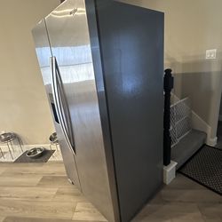 Whirpool Refridgerator - Like New