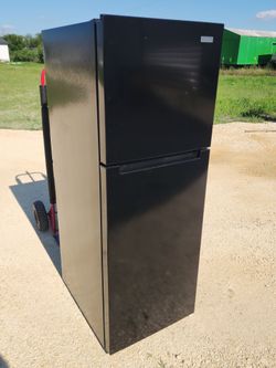 BRAND NEW Vissani
10.1 cu. ft. Top Freezer Refrigerator in Black Garage Ready