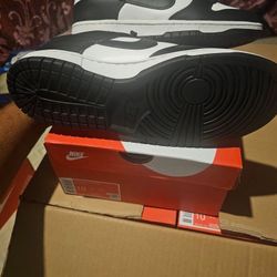 NIKE PANDA DUNKS LOW BRAND NEW !! 