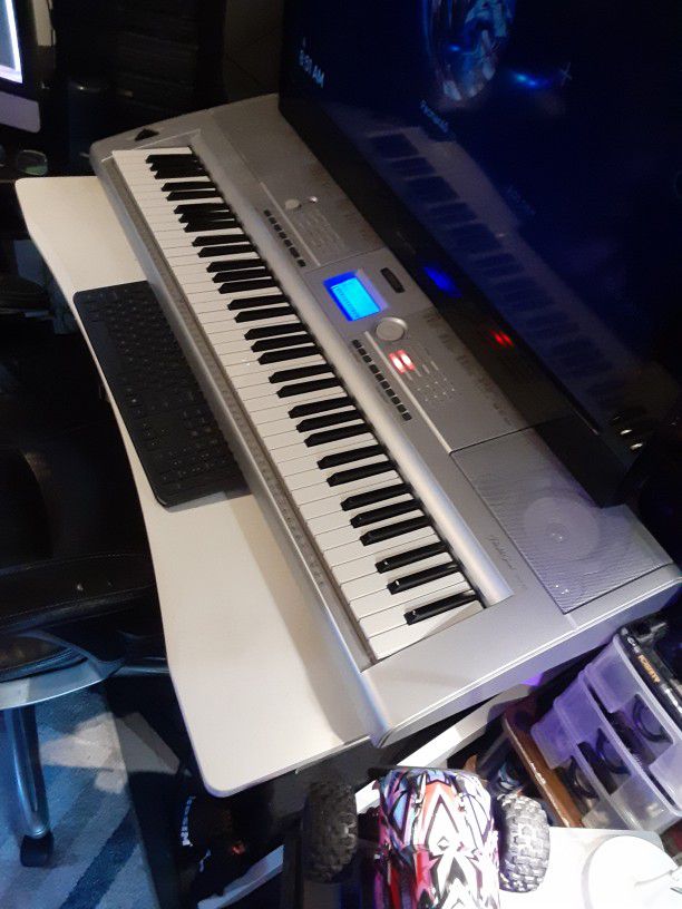 Yamaha  80 Key Portable Programabla Keyboard 