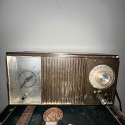 Vintage General Electric AM radio