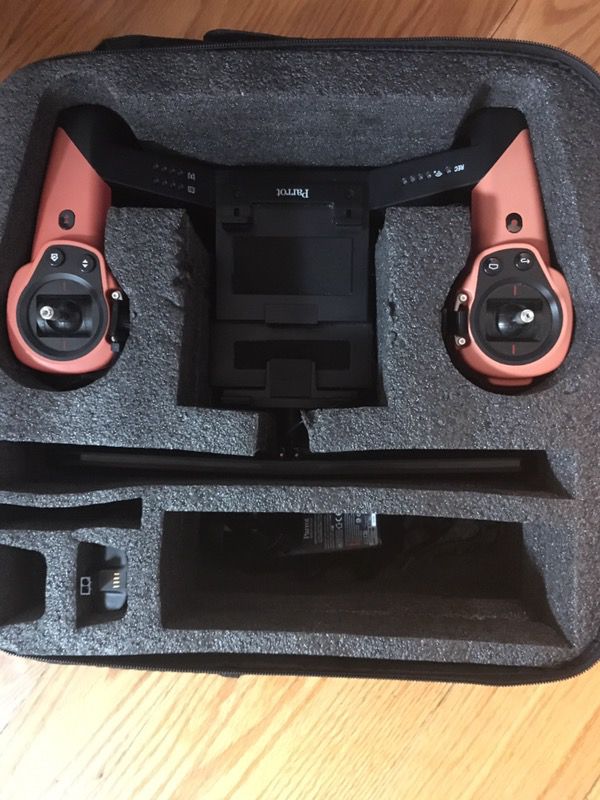 Parrot bundle comes with carrying case for drone and sky controller and landing legs drone not included