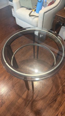 Round glasses tables