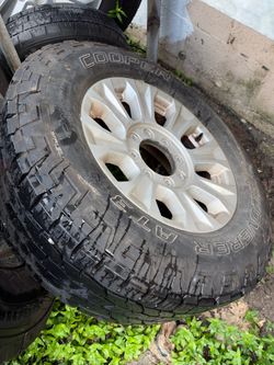 Ford f250 rim and tire 18 inch have silver and chrome