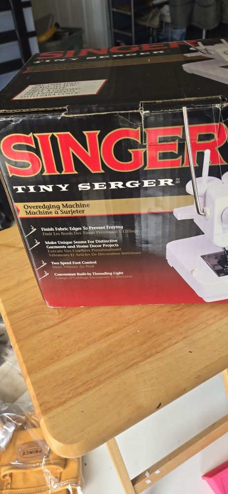 SINGER  TINY MACINE SERGER TS380 PLUS
