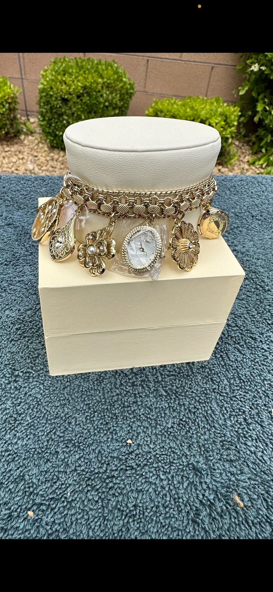 💕💜💕(NEW) Anne Klein Charm Bracelet Watch )NEW)