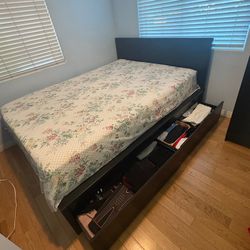 Queen size bed good condition with drawers under the bed
