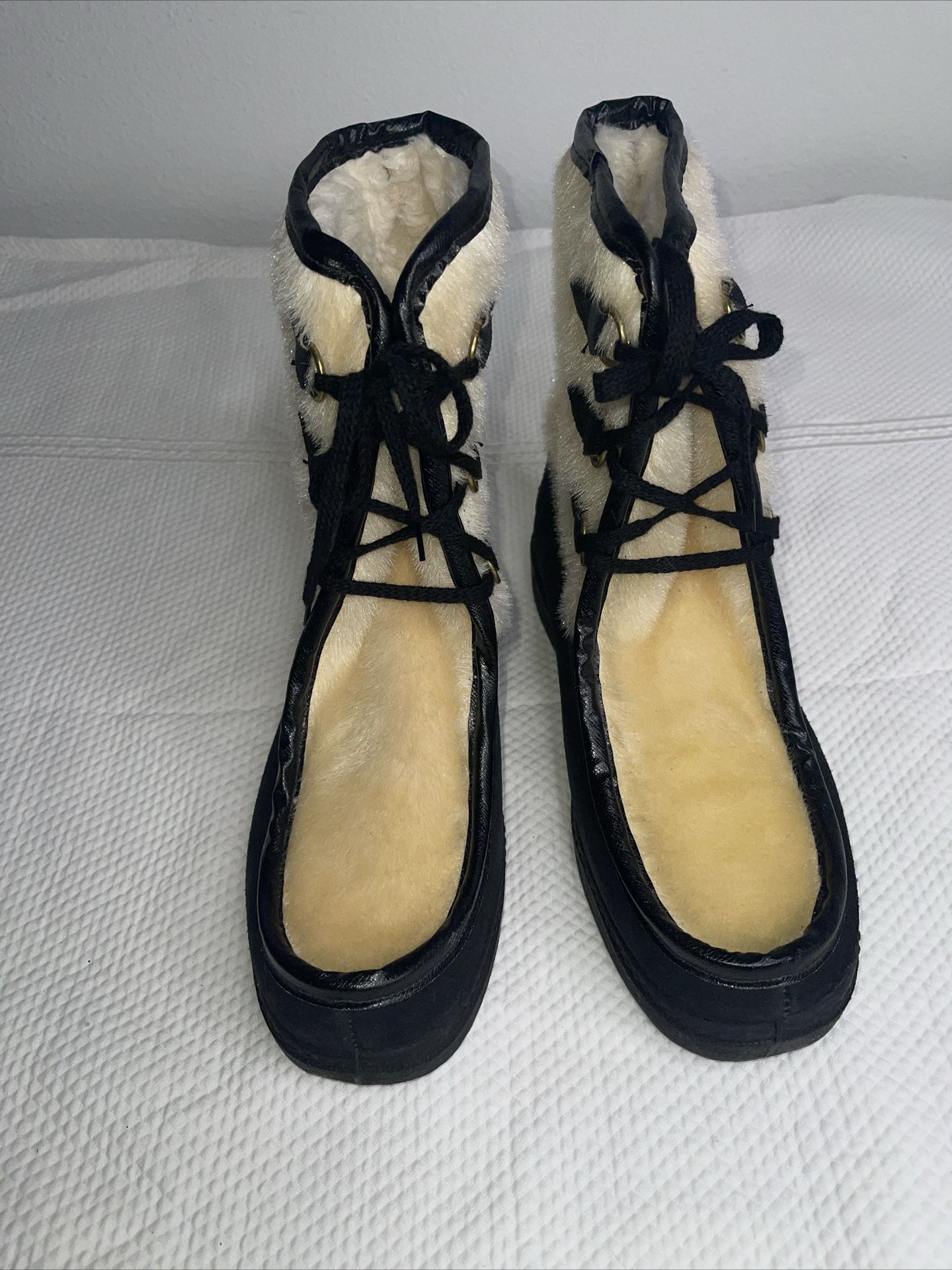 Italy Made Vintage Black Tan Fur Moccasin Winter Boot Womens 9.5/43 Excellent condition. Clean, some soilage on the sole of the boots. Please see pi