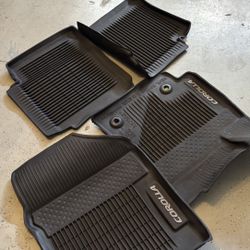 For Sale: Set of 4 Car Mats and 4 Wheel Hubcaps – Toyota Corolla
