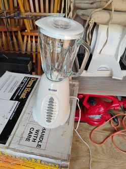 Kenmore White Blender with Glass Jar
