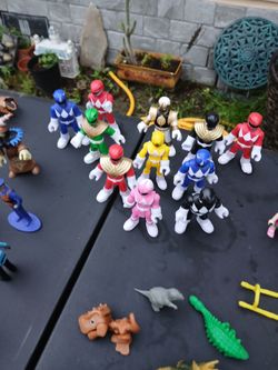 MINITURE S POWER RANGERS AND ARMY MEN & MORE ALL FOR $20