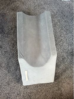 Leg elevated pillow