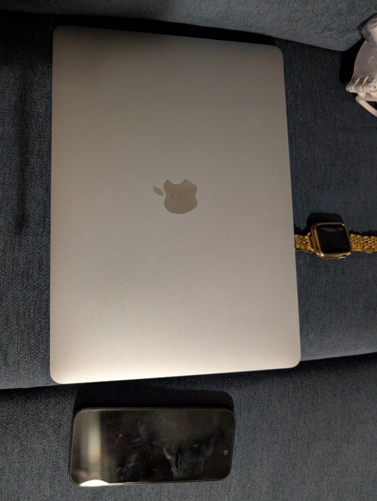 Apple Bundle iPhone16 Pro, Apple Watch SE, MacBook Air M1 