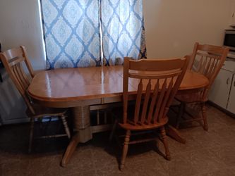 Oak Table With 5 Chairs 6ft Extends To 8ft.