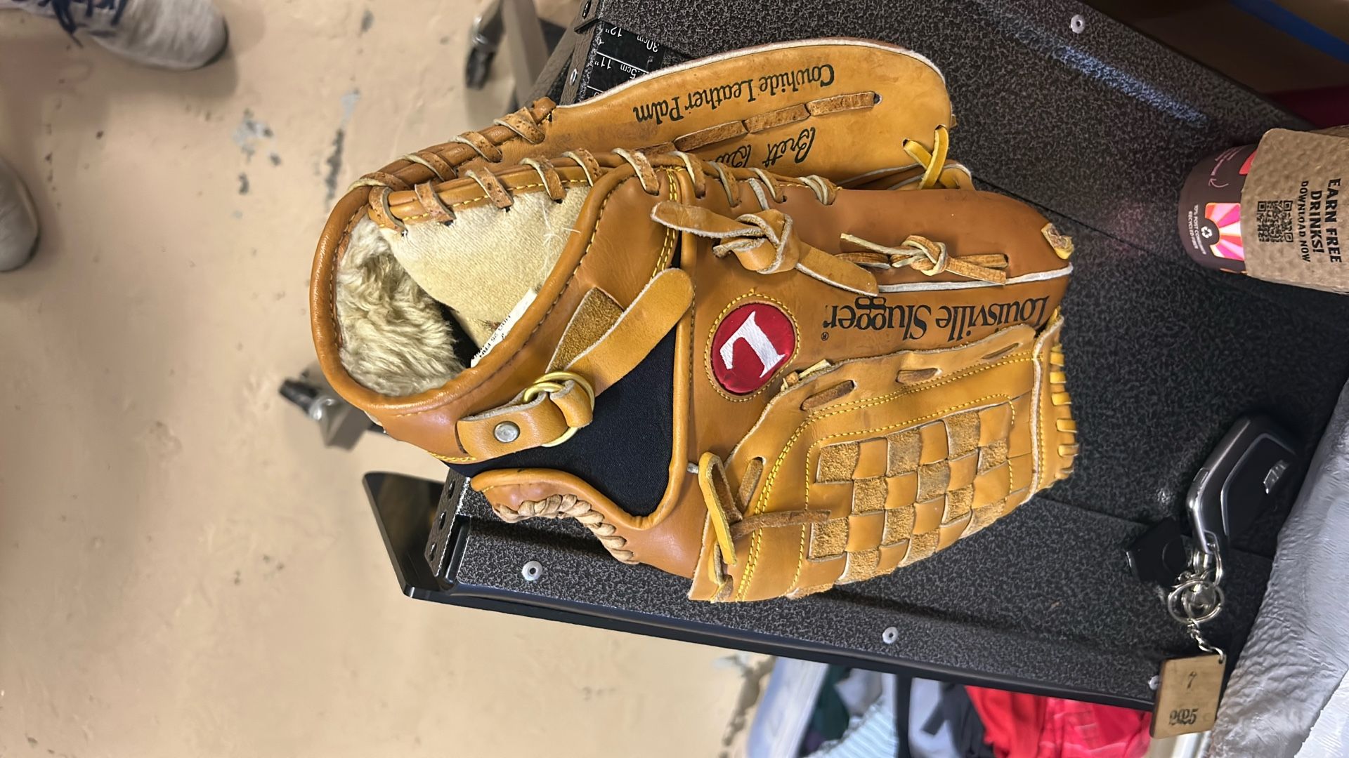 Louisville slugger baseball glove for the left-handed thrower excellent condition