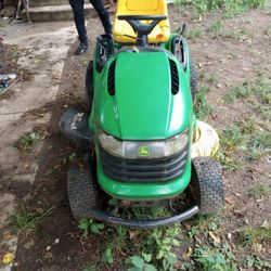 John Deere Riding Lawn Mower Series L100