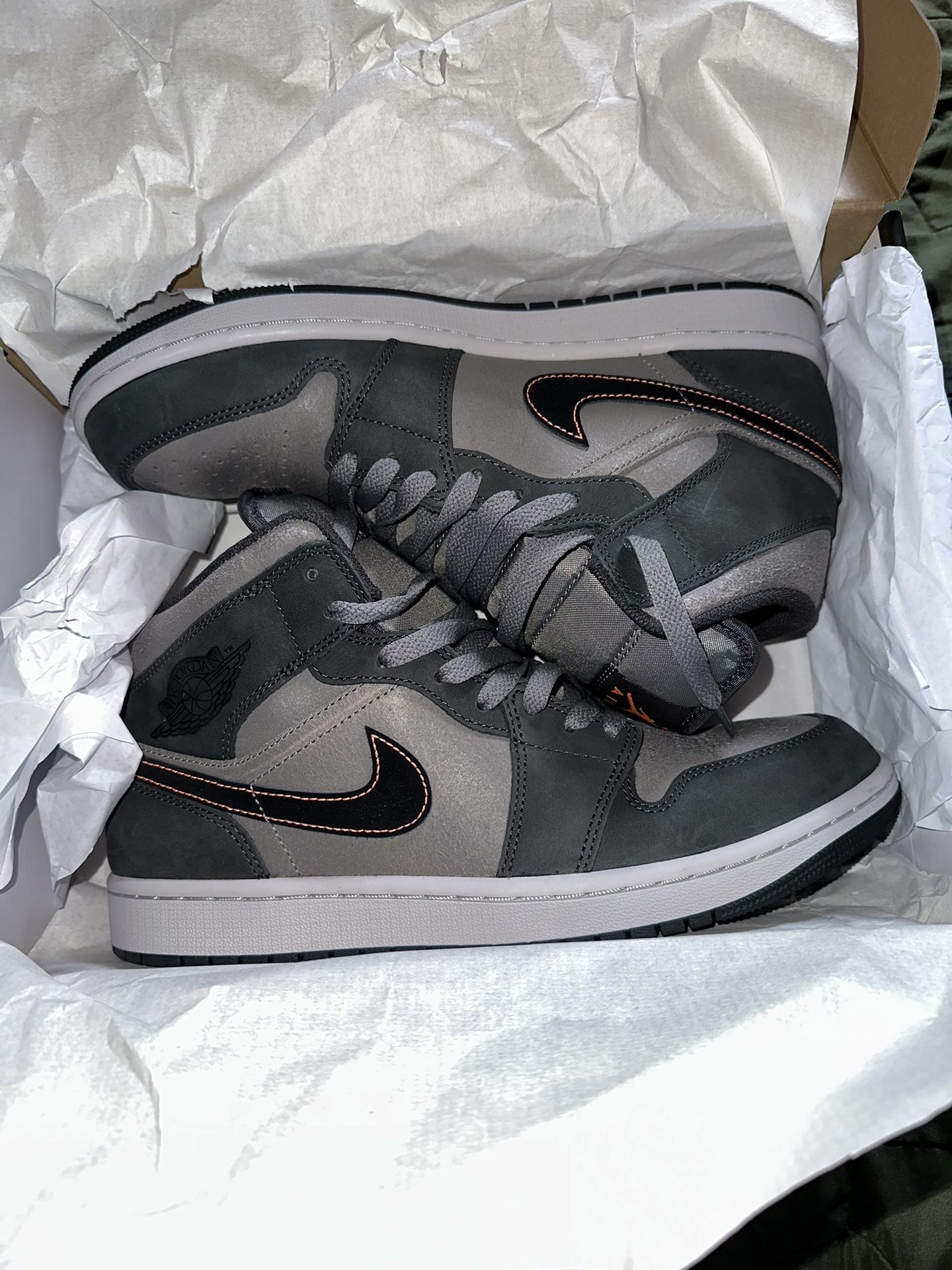 Air Jordan 1 Mid SE