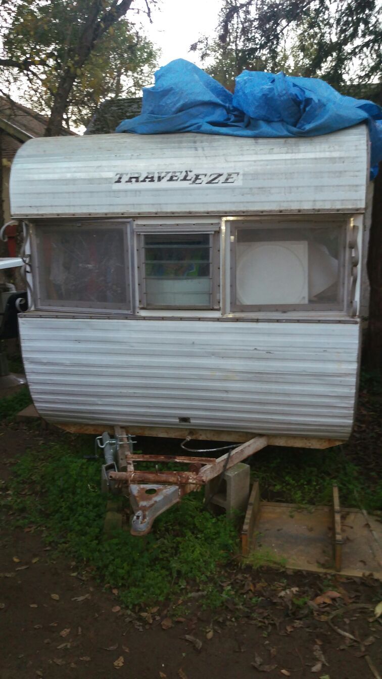 1964 Travel Eze. 16ft Vintage Travel Trailer. Slps 8