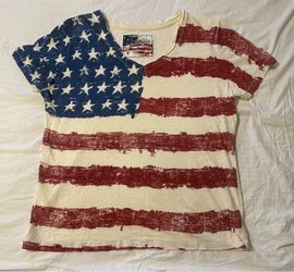 Natural Reflections USA Flag Patriotic Independence July 4th Vneck Tee Woman size M