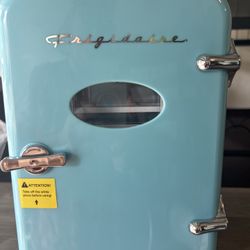 ❄️ Frigidaire Retro Mini Fridge Turquoise – NEW – Home & Car Ready 🚗✨