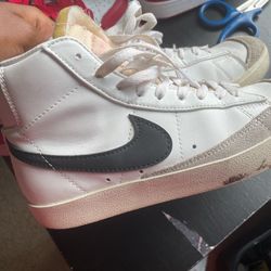 NIKE BLAZERS(READ DESC)