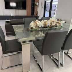 Expendable Glass Table With 6 Chairs