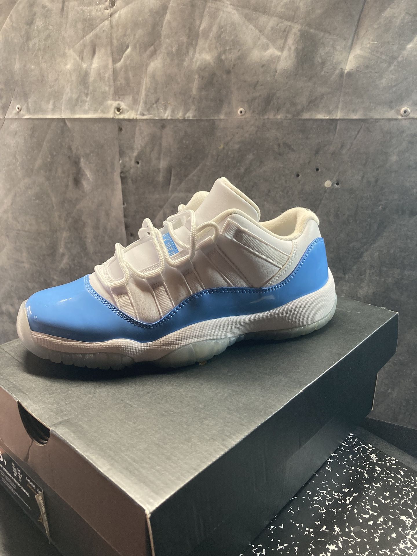 Jordan 11 Low UNC Blue