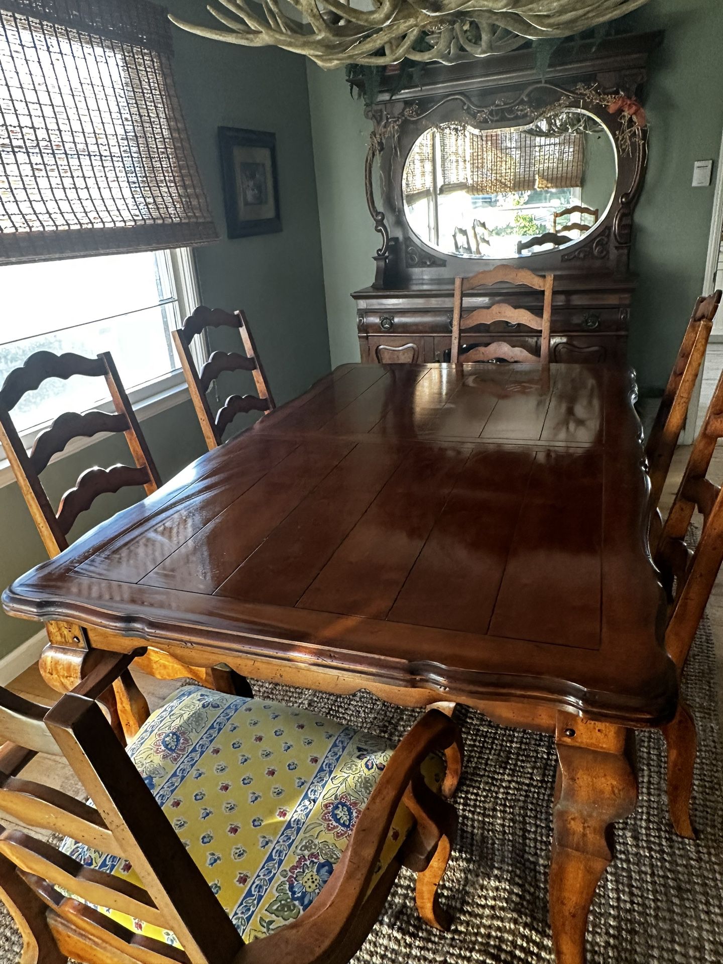 Beautiful Kitchen Table with 6 Chairs 