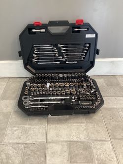 Husky 194pc Mechanics Tool Set With Case