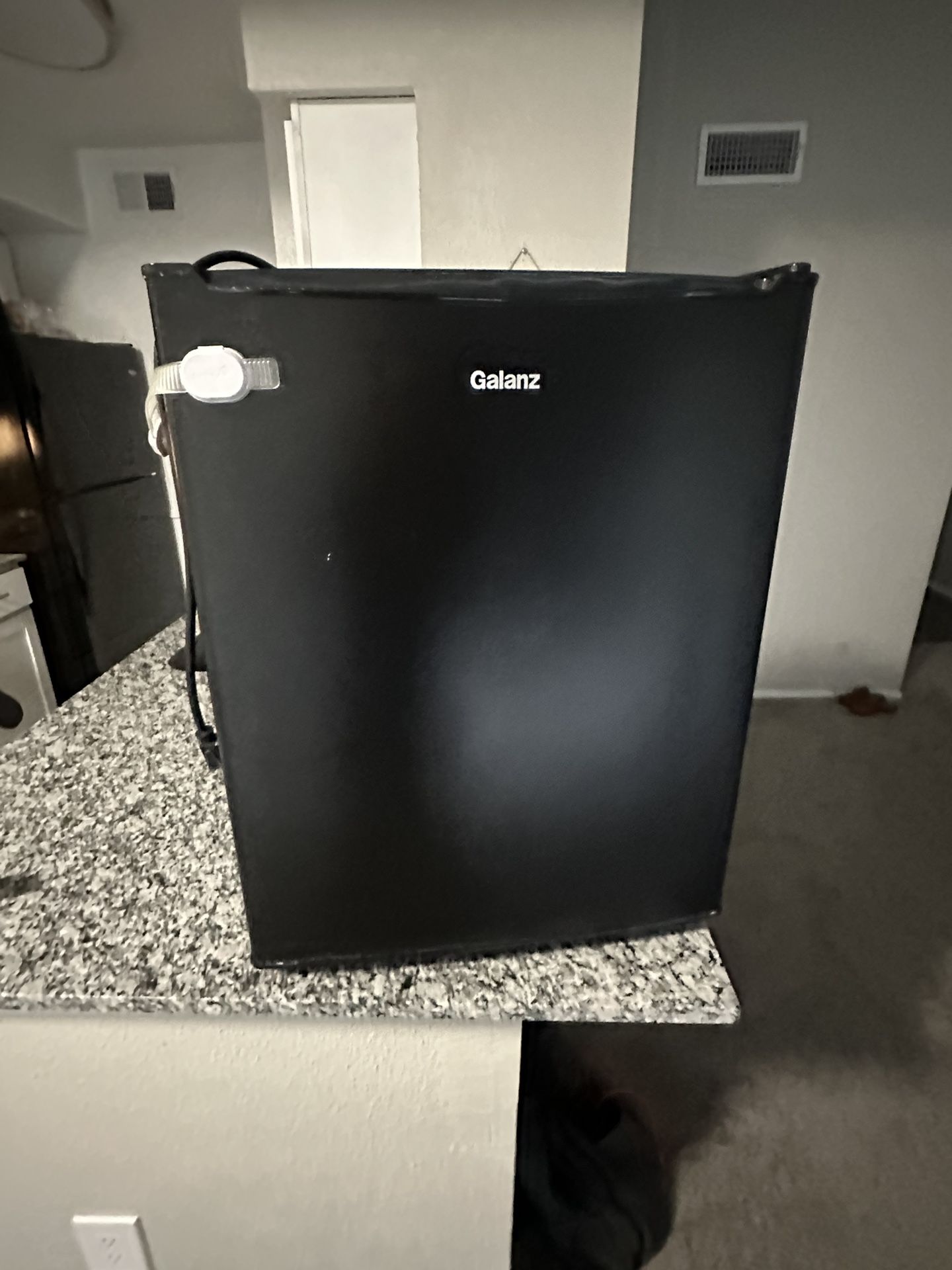Gantz. 2.7 Cu Ft Fridge