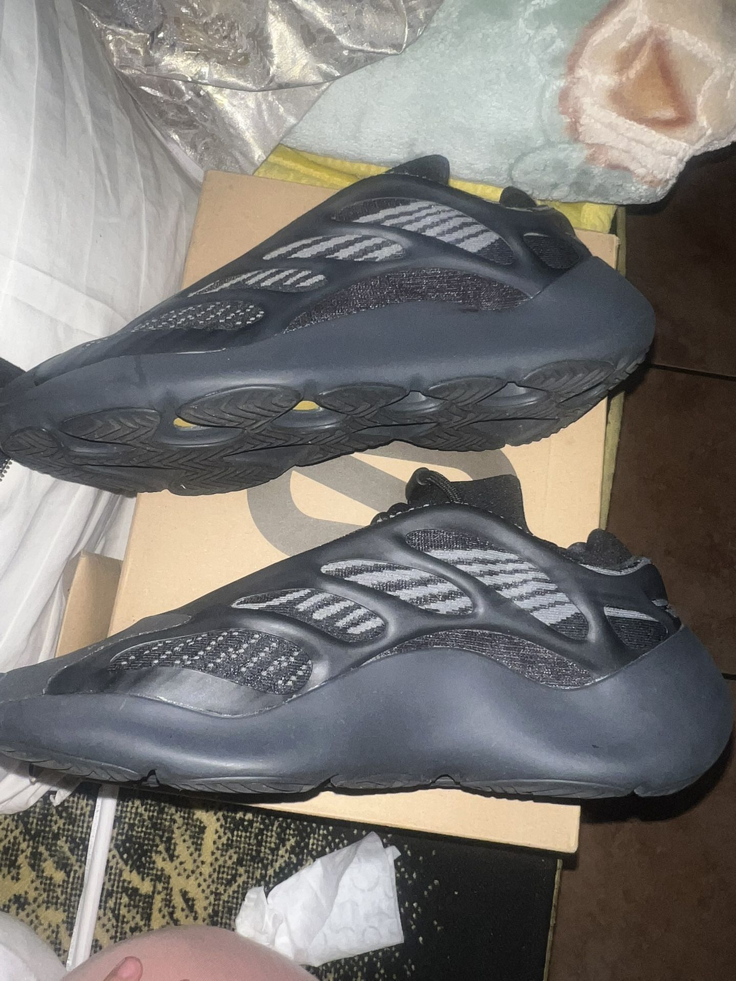 Dark Glow Yeezys 700 V3 Men Size 9.5 for Sale in Huntington Park, CA ...