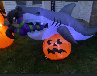 Gemmy Airblown Inflatable Shark π¦ Snack Halloween π Decoration