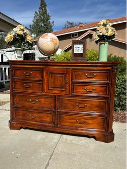 Solid Wood 8 Drawer Dresser Chest of Drawers Furniture Great Condition