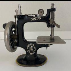 Antique/Vintage Singer Model 20 Sewhandy (1930s–1950s) – Cast Metal – Hand Crank
