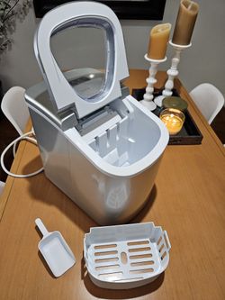 ICE MAKER - LIKE NEW