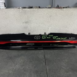 2023-2024-2025 TOYOTA PRIUS LIFTGATE COVER CENTER TAIL LIGHT OEM USED