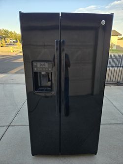 REFRIGERATOR GE BLACK COLOR