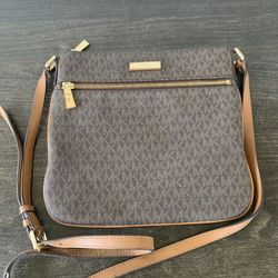 MICHAEL KORS LARGE BROWN CROSSBODY