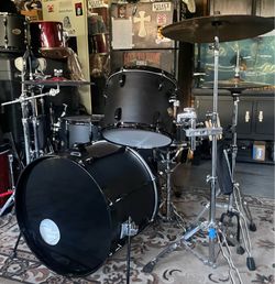 Tama rockstar four piece drum set. Read full description below .